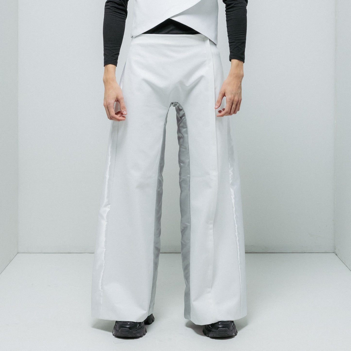 Pantalón con cremallera en la pierna