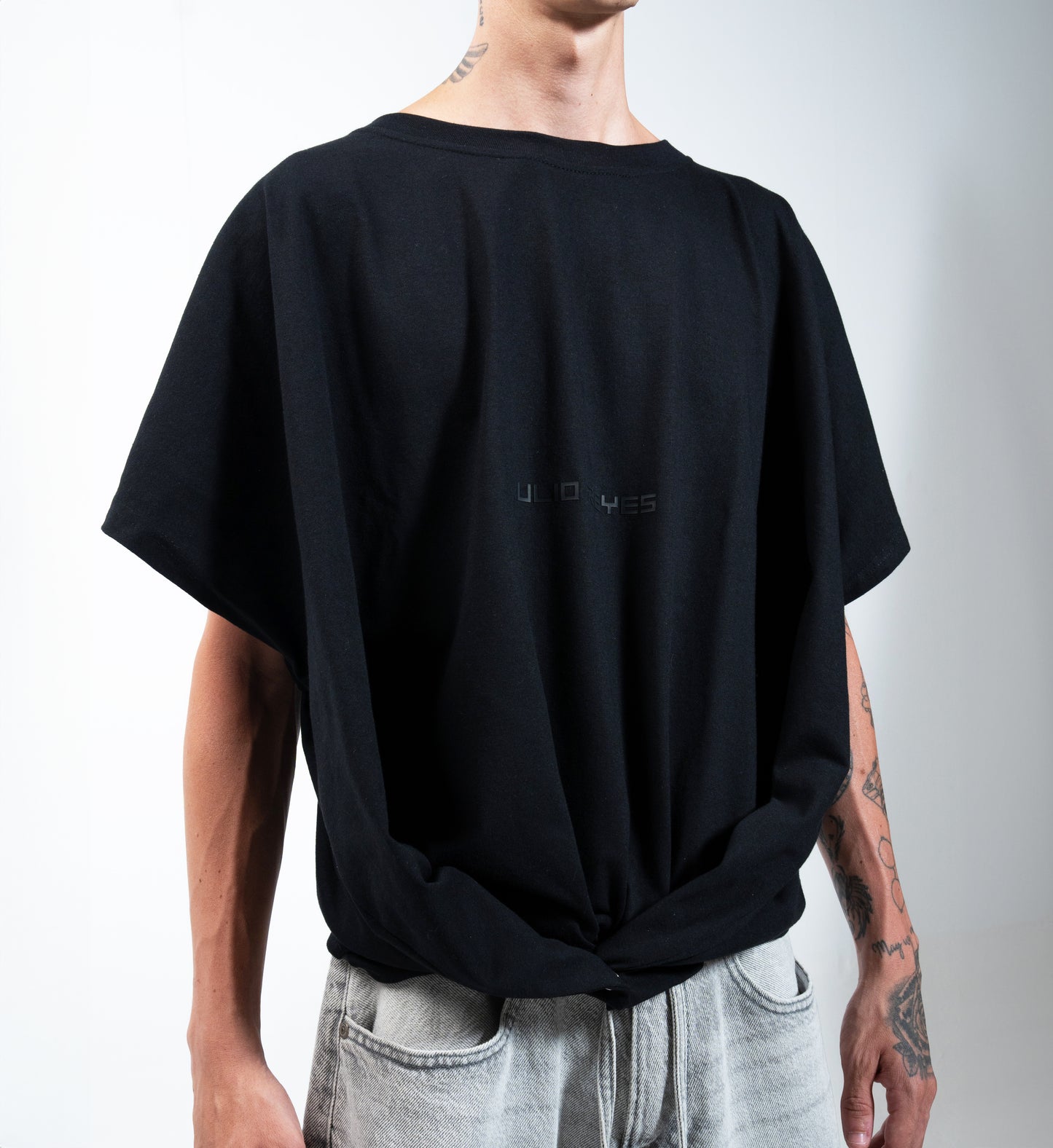 Camiseta preta quadrada