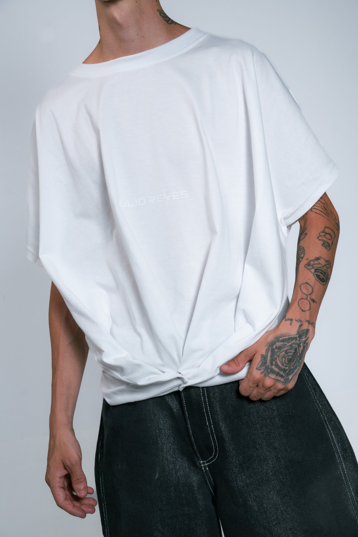 Camiseta branca quadrada