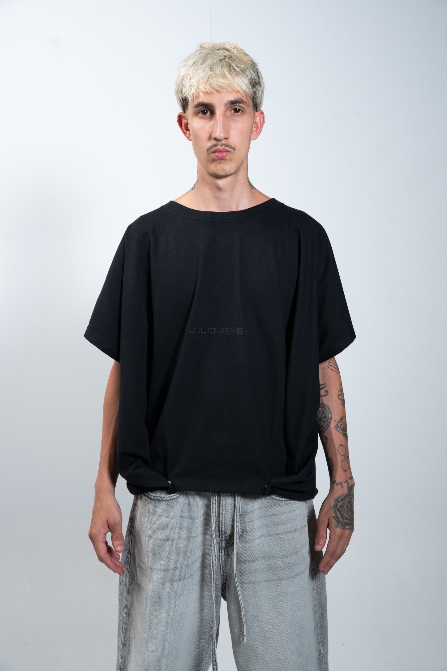 Camiseta preta quadrada